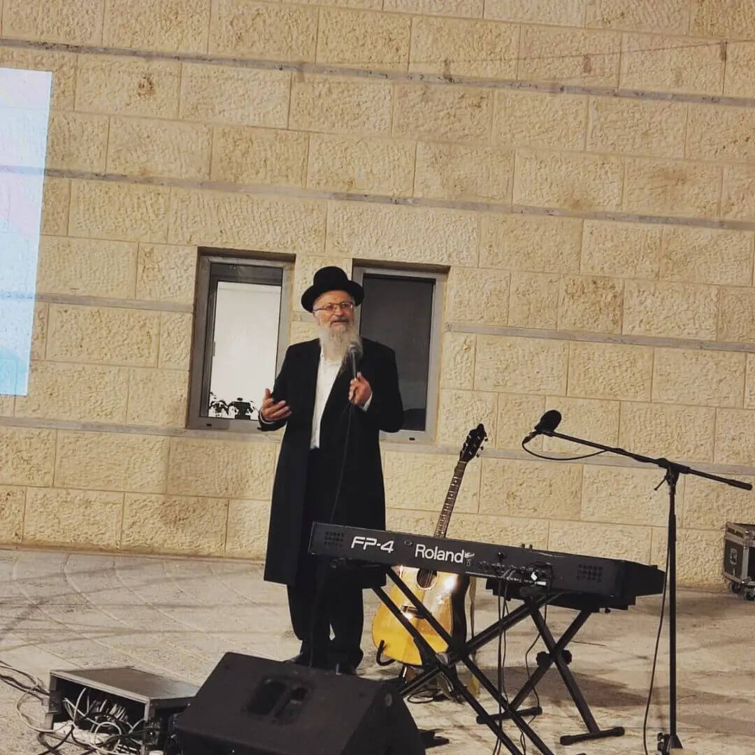 הרב מדבר בכנס תרבות תורנית